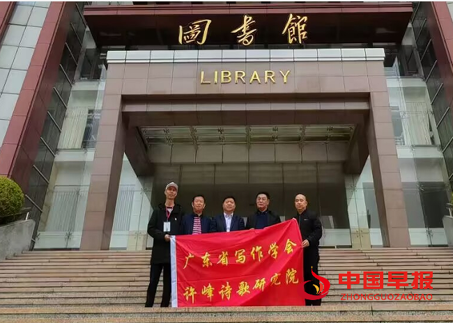 1739884572100156.png 5图书馆合影.png