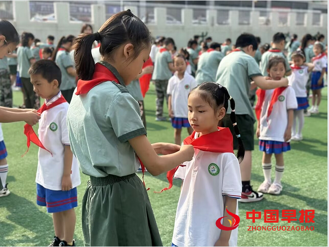 1748767814198557.png 3佩戴领巾.png