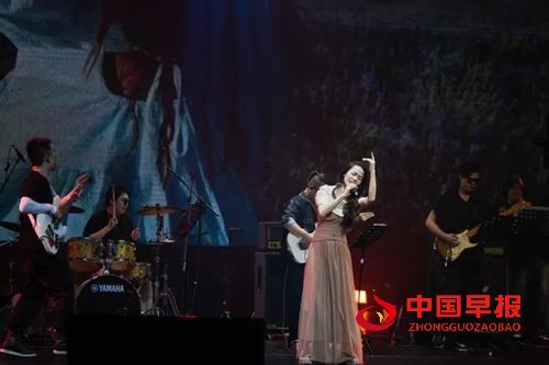 蒋潞妍“绽放”深圳演唱会温情落幕：湘音连深粤，逐梦绽芳华(图3)