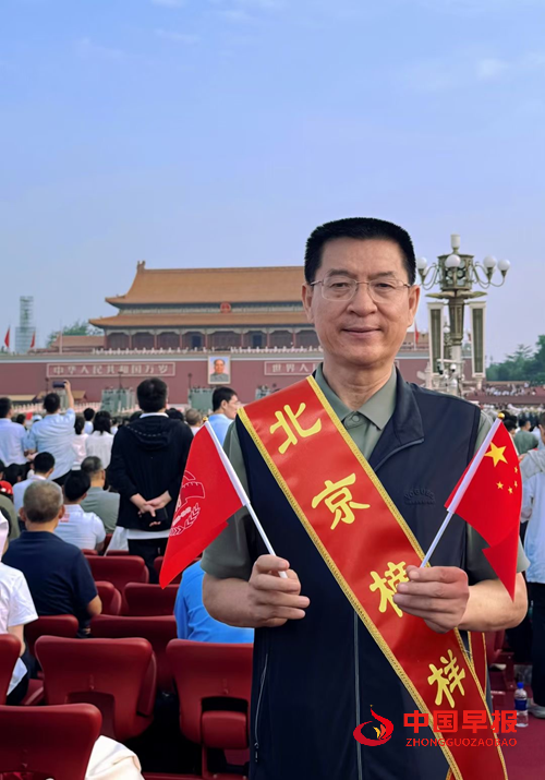 德耀阅兵场：旗帜小记者对话“北京榜样”李培义(图2)