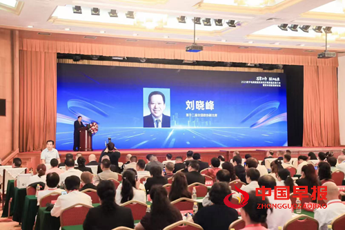 代言人安婷受邀出席2025数字电商赋能实体经济大会(图1) 代言人安婷受邀出席2025数字电商赋能实体经济大会(图1)