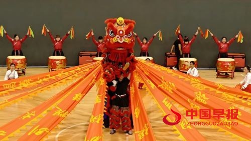 2025年全国老年人健身广场舞大联动湖北主会场(宜昌)活动盛大启幕, 三峡满江红艺术团《舞动宜昌》震撼全场(图4) 2025年全国老年人健身广场舞大联动湖北主会场(宜昌)活动盛大启幕, 三峡满江红艺术团《舞动宜昌》震撼全场(图4)