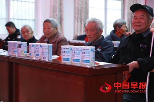 驻村工作队联动公益力量  90 罐爱心奶粉情暖双桠村老人(图3)