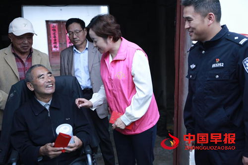 驻村工作队联动公益力量  90 罐爱心奶粉情暖双桠村老人(图5)